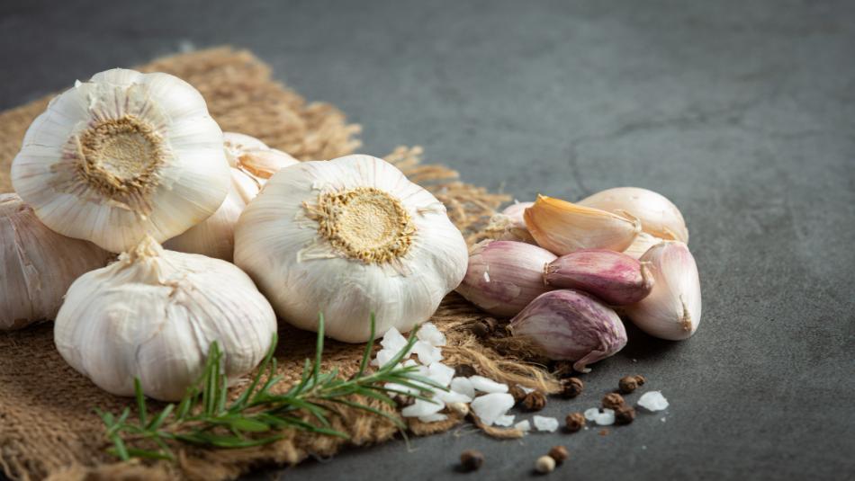 Keep Garlic Fresh for Years, Simple Desi Hack to Prevent Pests and Fungus Naturally