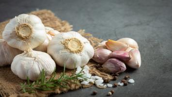 Keep Garlic Fresh for Years, Simple Desi Hack to Prevent Pests and Fungus Naturally